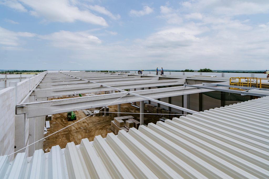 dach hali logistyczno magazynowej w trakcie prac, architektura przemysłowa łodź